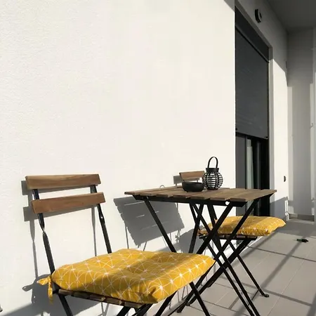 Chrilenia Aparments 卡拉马塔